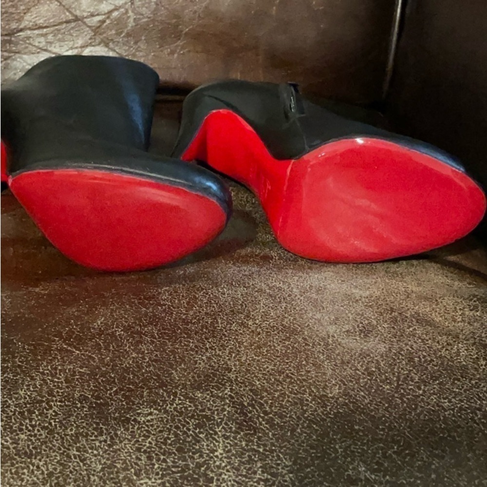 Stylish Black and Red Heeled Boots - Picture 6 of 8